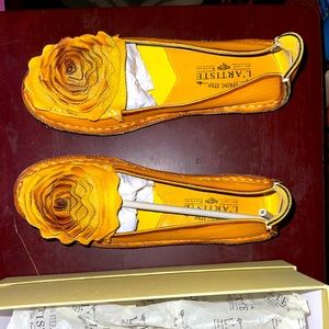 L’ ARTISTE  yellow moccasins.